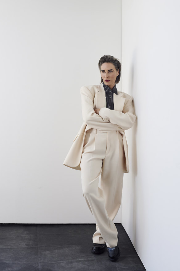 Veste Sportmax, 2 730 $ et pantalon, 1 365 $.  Chemise Céline « Homme », 1 850 $.  Chaussures Max Mara, 1 235 $.