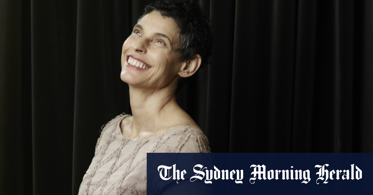 La musicienne Deborah Conway parle des hommes de sa vie