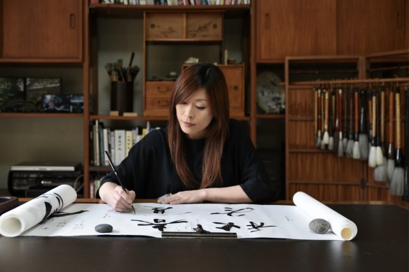 L'artiste et enseignante Junko Azukawa utilise les médias sociaux pour développer son audience.