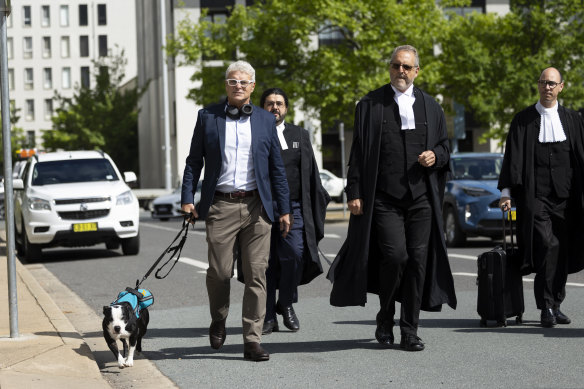 McBride est arrivé à la Cour suprême de l'ACT avec son chien de thérapie Jake.