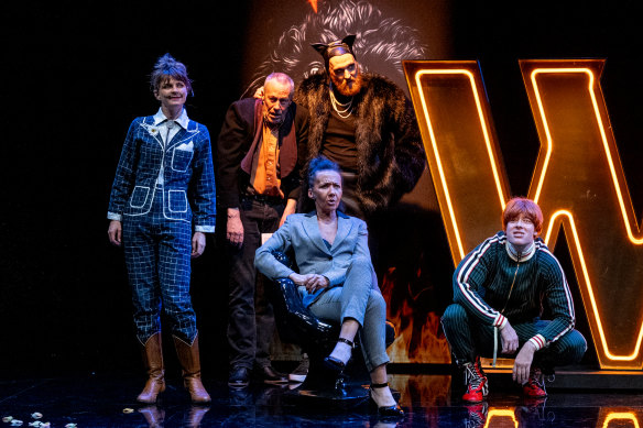 Amber McMahon, Marco Chiappi, Josh Price, Paula Arundell et Gareth Davies jouent dans Le Maître et Marguerite dans le rôle du diable et de son entourage.