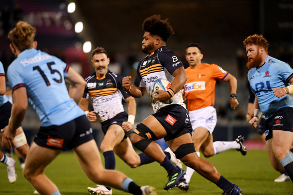 Rob Valentini à la charge des Brumbies.