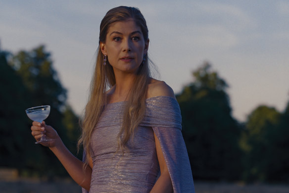 Rosamund Pike joue Elspeth, la matriarche du centre de Saltburn. 