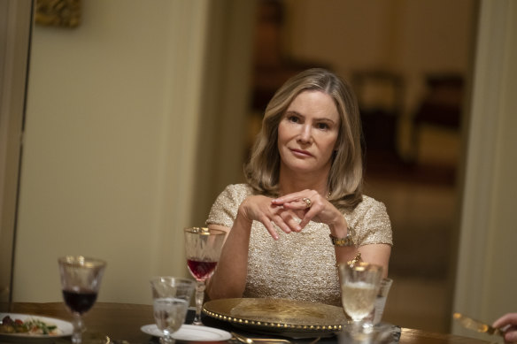 Jennifer Jason Leigh dans le rôle de Lorraine Lyon, délicieusement acide.