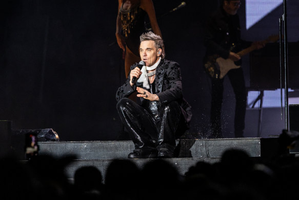 Des anecdotes personnelles décousues remplissent ce qui semble être un tiers de la série.