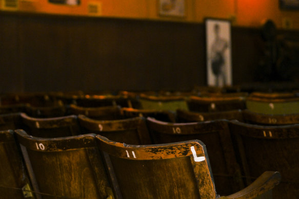 Joan Stevenson projette désormais des films sur DVD pour les habitants et les groupes de visiteurs une fois par semaine en moyenne.