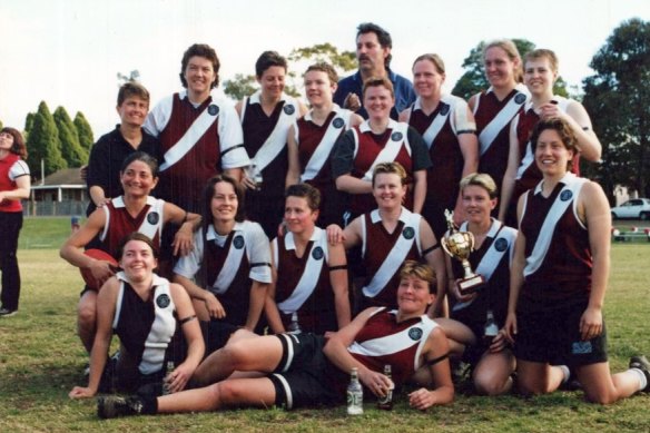 Yvette Andrews (troisième à partir de la gauche) célèbre après avoir remporté le premier poste de premier ministre de l'AFL féminine de Sydney avec ses coéquipières des Western Wolves.