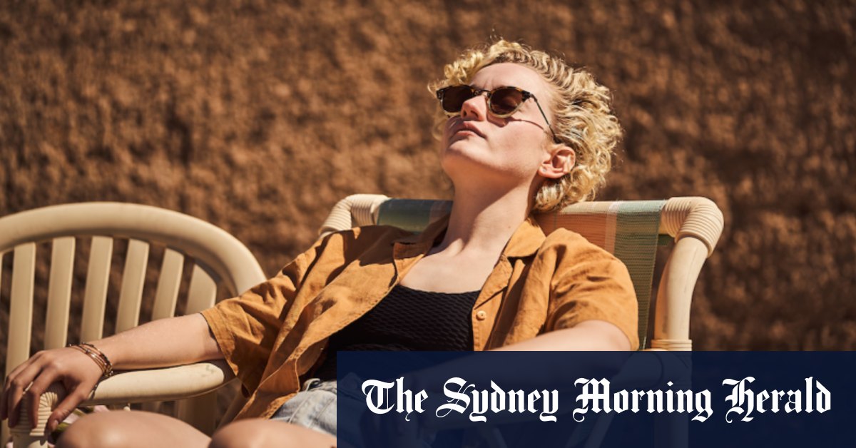 Revue du Royal Hotel, avec Julia Garner et Hugo Weaving