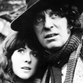 Le quatrième Docteur (Tom Baker) avec Sarah Jane Smith (Elisabeth Sladen).