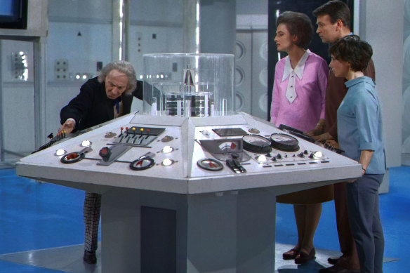 Le Docteur (William Hartnell), Barbara (Jaqueline Hill), Ian (William Russell) et Susan (Carole Ann Ford) dans la série Dalek de 1963 nouvellement colorisée.