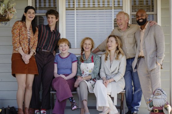 Le casting de Jones Family Christmas (de gauche à droite) : Tahlee Fereday, Nicholas Denton, Max McKenna, Heather Mitchell, Ella Scott Lynch, Neil Melville et Dushan Philips. 