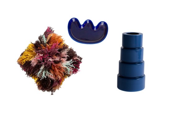 Coussin « Pile High » ; Ramequin « Dino » ; Vase « Dévo ».