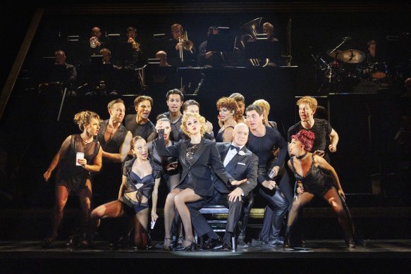 Lucy Maunder dans le rôle de Roxie Hart et Anthony Warlow dans le rôle de Billy Flynn à Chicago.