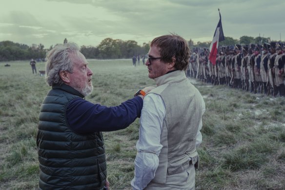 Le réalisateur Ridley Scott et Joaquin Phoenix sur le tournage de Napoléon.
