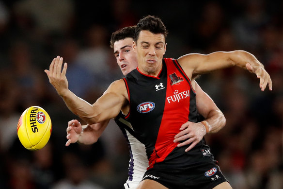 Départ retardé : le milieu de terrain d’Essendon Dylan Shiel a subi une opération au pied et au genou.