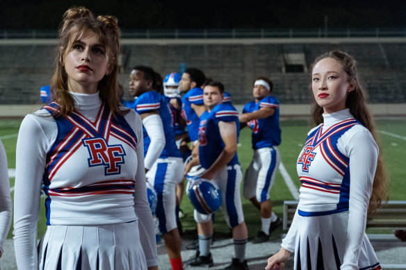Kaia Gerber dans le rôle de Brittany et Havana Rose Liu dans le rôle d'Isabel dans Bottoms.