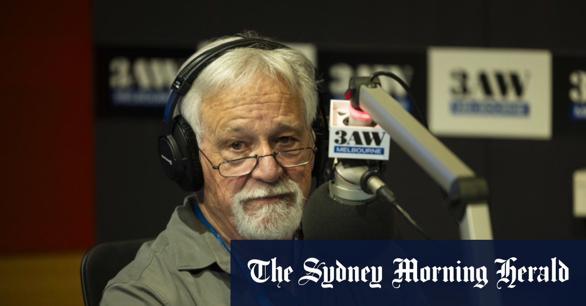 Neil Mitchell raccroche les écouteurs lors de l'émission matinale de 3AW
