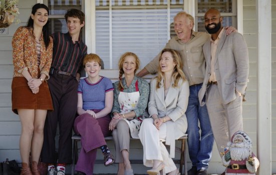 Le casting de Jones Family Christmas (de gauche à droite) : Tahlee Fereday, Nicholas Denton, Max McKenna, Heather Mitchell, Ella Scott Lynch, Neil Melville et Dushan Philips.