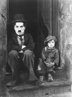 Charlie Chaplin et Jackie Coogan dans son film The Kid de 1921.