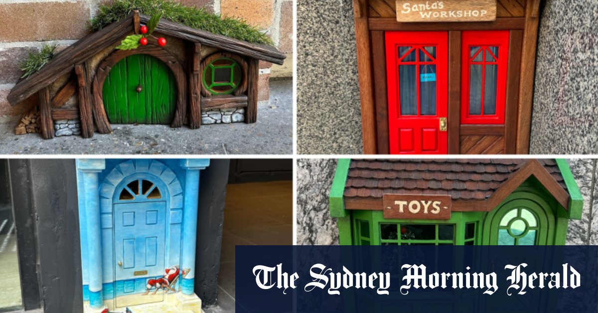 Grinch glisse les petites portes sur le thème de Noël d'un artiste de Brisbane