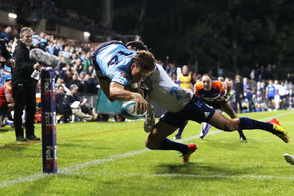 Mark Nawaqanitawase marque un essai pour les Waratahs en 2022.