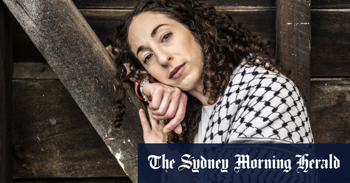 Un artiste palestinien de la Sydney Theatre Company enfile un foulard keffieh