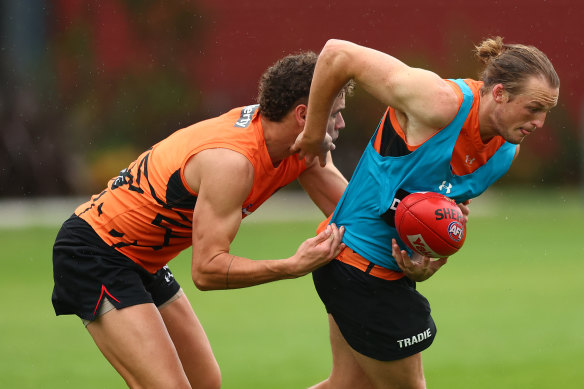 Mason Redman d'Essendon tente de briser un plaquage samedi.