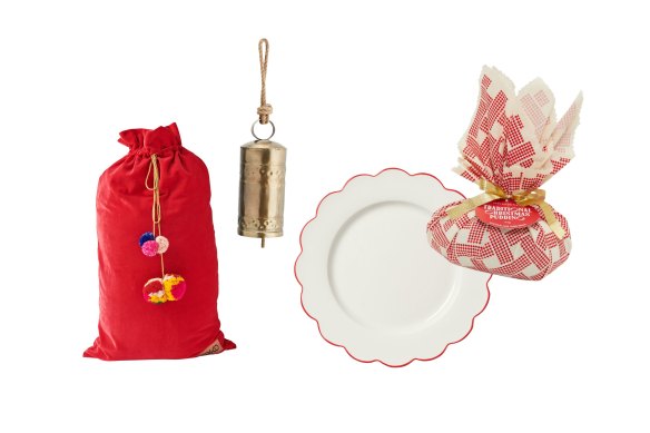 « Sac du Père Noël » ;  Ornement de Madame Stoltz ;  Assiette « Saint-Jacques » ;  Pudding de Noël David Jones.  