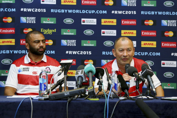 Eddie Jones et le capitaine japonais Michael Leitch en 2015 après avoir battu les Springboks lors de la Coupe du monde de rugby.