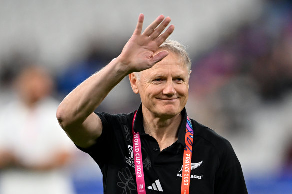 Joe Schmidt, entraîneur-chef adjoint des All Blacks, salue le public lors de la Coupe du monde.