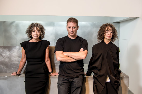 Anna Schwartz et Callum Morton en 2016 avec sa toute nouvelle installation, une poupée robotique grandeur nature de Schwartz.