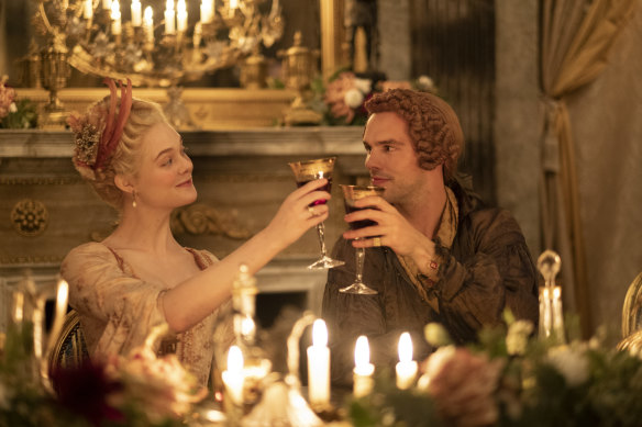 Catherine (Elle Fanning) et Peter (Nicholas Hoult) dans The Great : le scandaleux est quotidien.