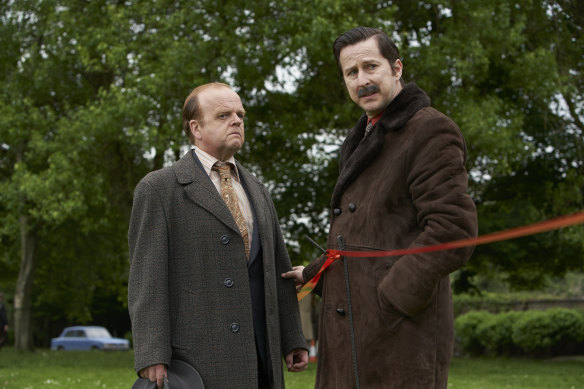 Toby Jones et Lee Ingleby dans The Long Shadow : incompétence et peur.