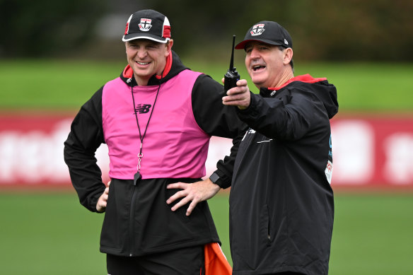 Ross Lyon avec son ancien joueur Brendon Goddard, aujourd'hui entraîneur adjoint de St Kilda.