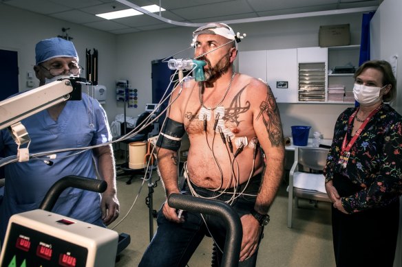 La photo de Parker en février faisant tester sa capacité pulmonaire à l'hôpital St Vincent.