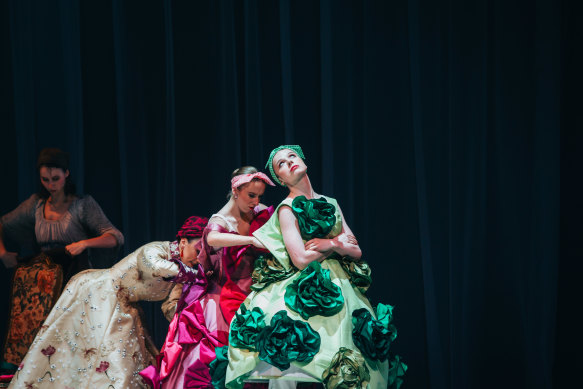 Elena Salerno, Sophie Donald et Myah Gadd dans une représentation de Cendrillon.