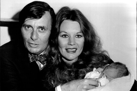 Barry Humphries avec sa femme Diane et son troisième enfant, le roi Oscar Valentine. 