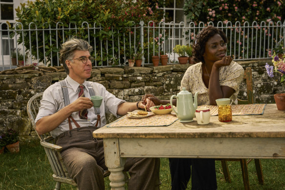 James Lance dans le rôle de l'oncle Quentin et Ann Akinjirin dans le rôle de tante Fanny dans The Famous Five.