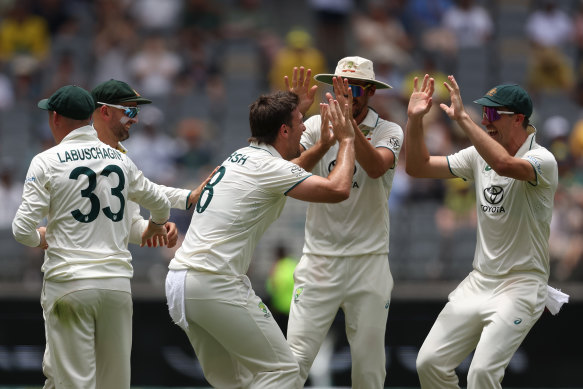 Mitchell Marsh, d'Australie, célèbre le guichet de Babar Azam, du Pakistan, lors du troisième jour du premier match de test masculin entre l'Australie et le Pakistan au stade Optus, le 16 décembre 2023 à Perth, en Australie. 