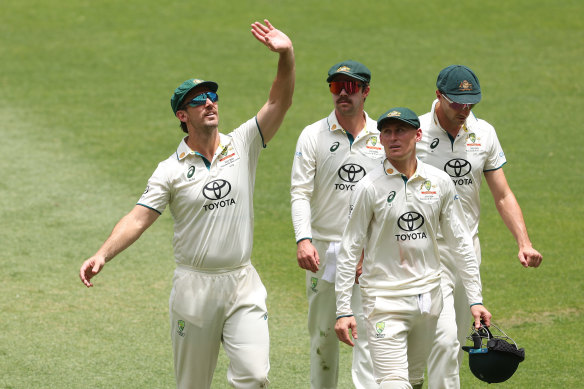 Mitch Marsh salue son public à Perth alors que l'Australie se dirige vers le déjeuner le troisième jour de son test contre le Pakistan.