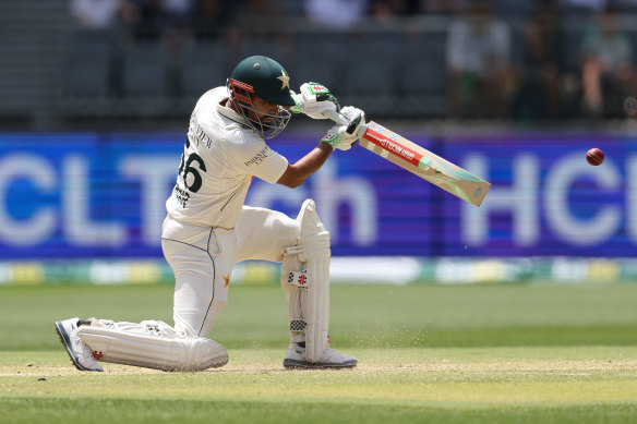 Babar Azam du Pakistan joue un tir au cours de la troisième journée du troisième test à Perth.