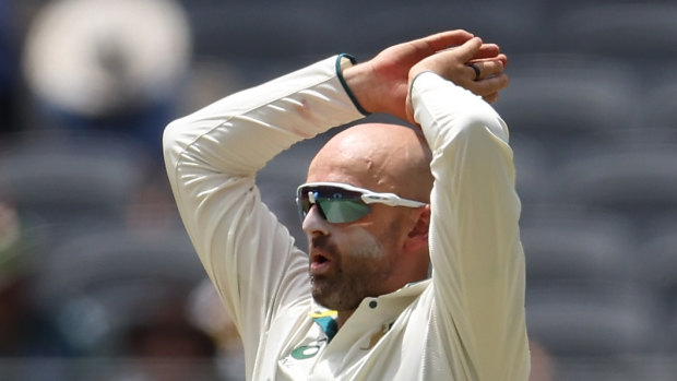 PERTH, AUSTRALIE - DÉCEMBRE 16 : Nathan Lyon, d'Australie, réagit après une livraison au cours du troisième jour du premier match de test masculin entre l'Australie et le Pakistan au stade Optus