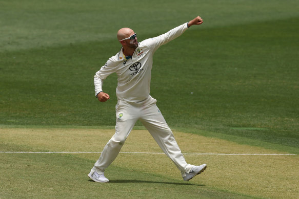 Nathan Lyon obtient un guichet.