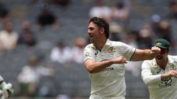 PERTH, AUSTRALIE - DÉCEMBRE 16 : Mitchell Marsh, d'Australie, célèbre le cricket de Babar Azam, du Pakistan, lors du troisième jour du premier match de test masculin entre l'Australie et le Pakistan au stade Optus 