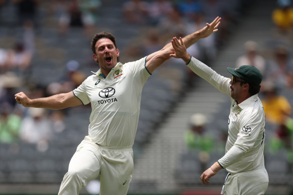 Mitchell Marsh, d'Australie, célèbre le cricket de Babar Azam, du Pakistan, lors du troisième jour du premier match de test masculin entre l'Australie et le Pakistan au stade Optus 