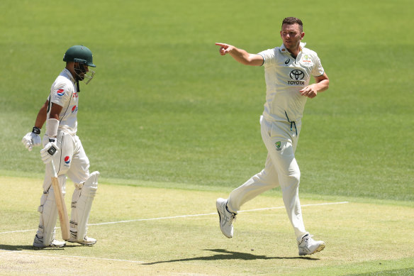 Josh Hazlewood fait valoir son point de vue à Perth.