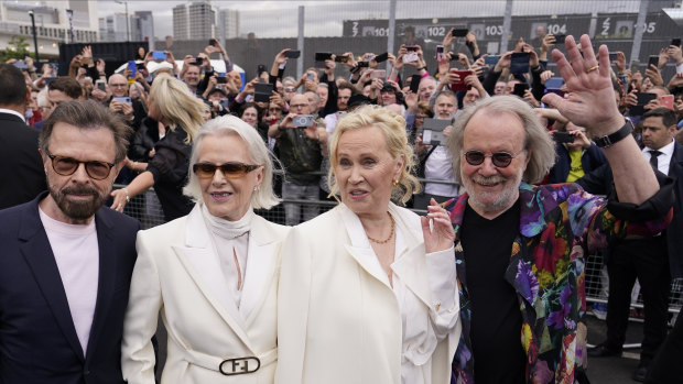 Les membres d'ABBA, de gauche à droite, Bjorn Ulvaeus, Anni-Frid Lyngstad, Agnetha Faltskog et Benny Andersson arrivent pour le concert d'ABBA Voyage en mai de l'année dernière. 