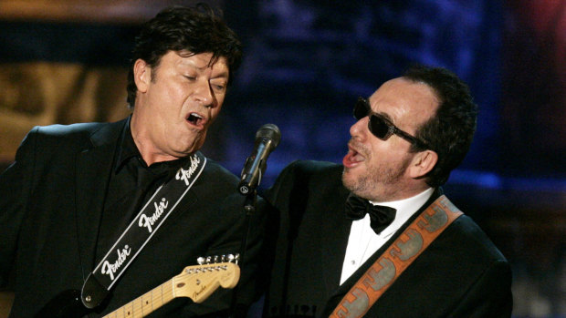 Robbie Robertson et Elvis Costello se produisent ensemble en 2006.