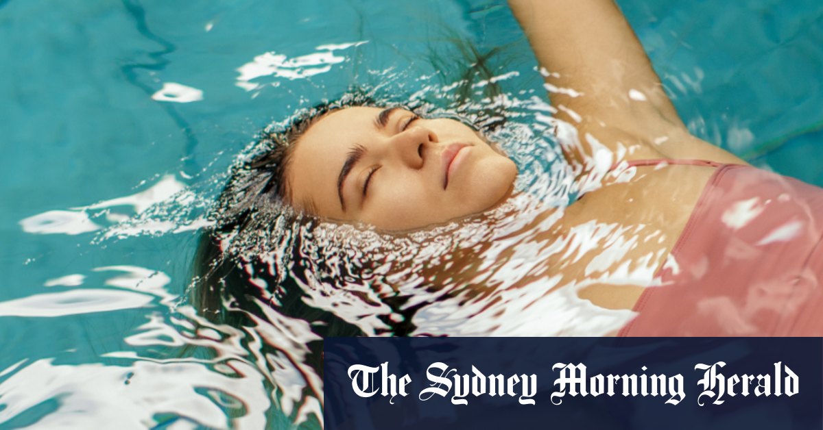 Prêt pour la piscine ?  Voici comment empêcher le chlore d'endommager vos cheveux