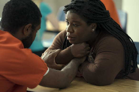 Uzo Aduba avec Jamaal Grant dans Painkiller : relie tous les brins contradictoires.